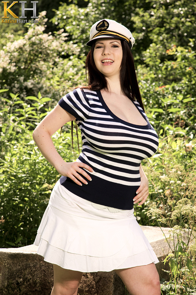 Karina Hart Europeia Gordinha Mostra Seus Enormes Seios Naturais Na Floresta