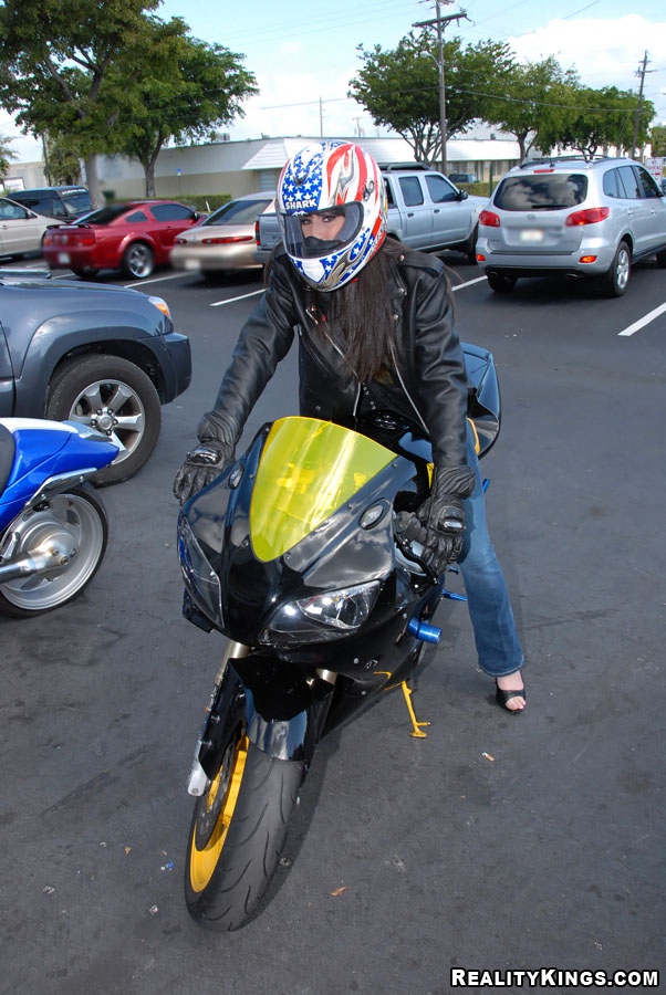 امرأة ناضجة مثيرة ذات صدر كبير في مشهد جنسي واقعي