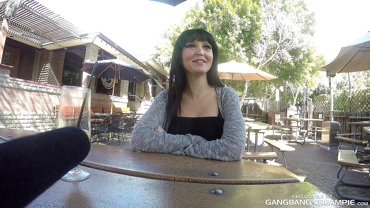 Lexxxi Nicole 被群干并喝下温热精液