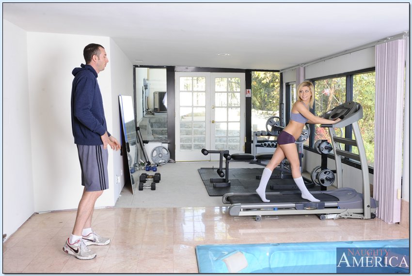 小柄な胸の妻カプリス・カポーネはジムでチンポをフェラして激しく犯される