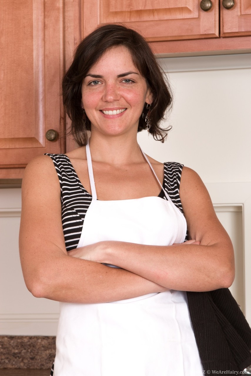 ربة المنزل كاتي Z تُظهر بفخر مهبلها وإبطيها الطبيعيين تمامًا