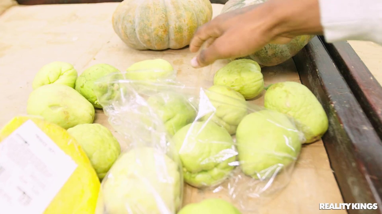 少女莱拉·拉罗科在杂货店遇到的黑人男子上床