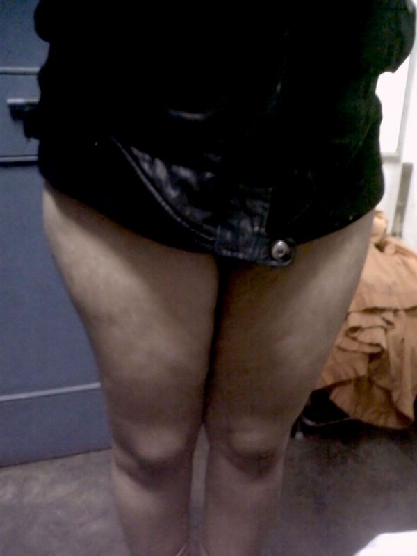 丰满的印度女子用胸罩和丁字裤遮脸