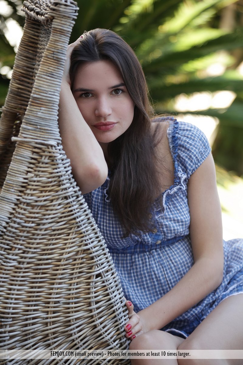 Kamea 在泳池边脱光后炫耀她性感的屁股