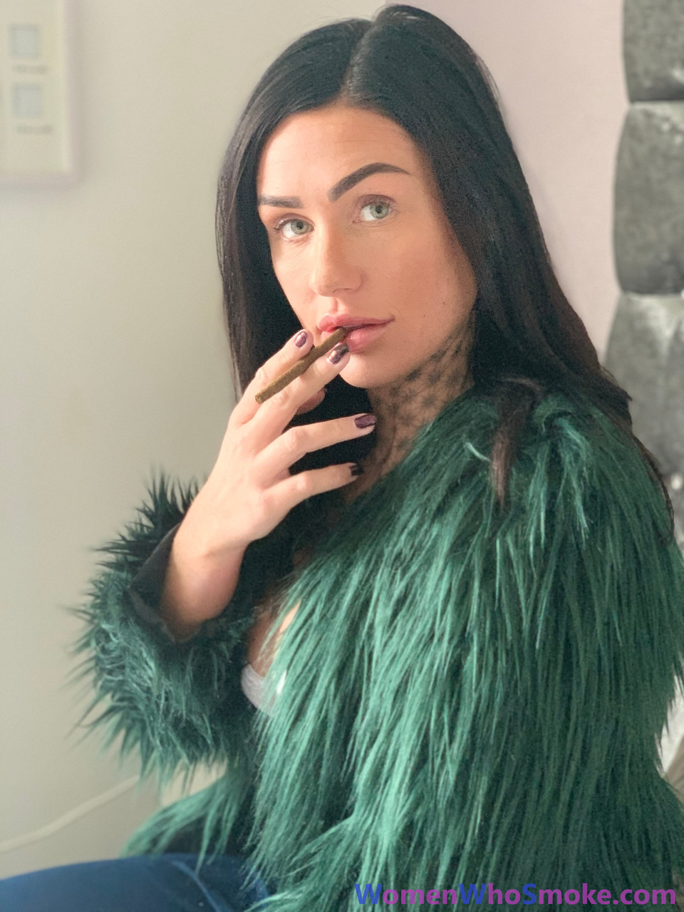 Курящая Брюнетка Дразнит С Большими Грудями В Сексуальном Белье