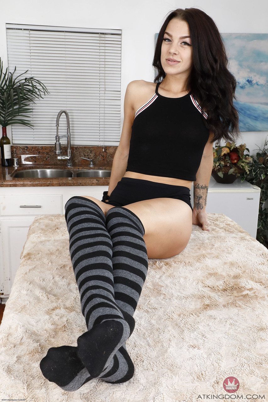 Junges Evelin Stone Zeigt Ihren Runden Arsch Und Breitet Ihre Gestutzte Muschi Aus