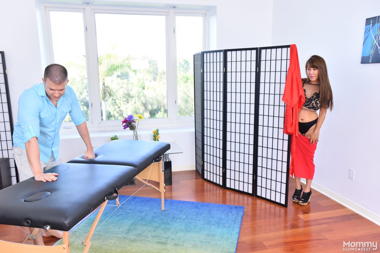 ティファニー・レイン 熱いアジア人美熟女 マッサージ師のモンスターちんぽフェラ