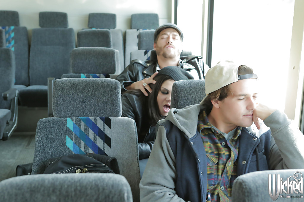 ボニー・ロッテン 巨乳人妻に公共の場でフェラされる