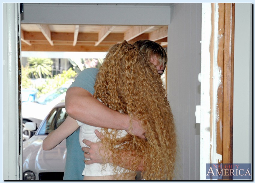 儿子的朋友用肛门操淫荡多毛的妈妈