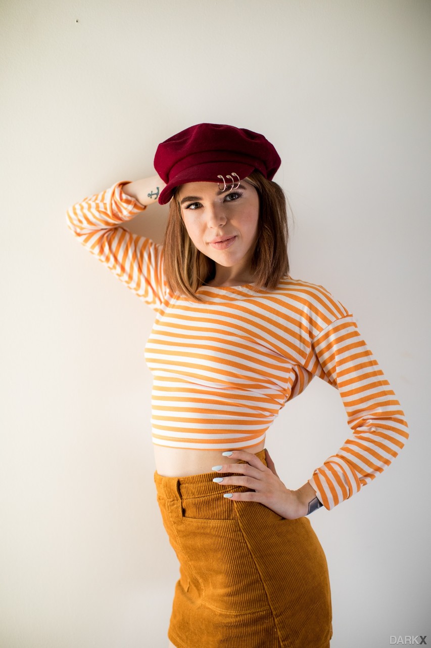 青白い肌の十代美女アリナ・ウェストが服を脱ぎ小さな胸を見せる