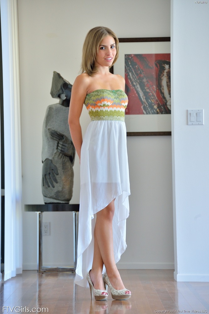 長い足のあるティーンハイスクールの少女が服を脱いだ後に彼女のまんこのピンク色を見せる