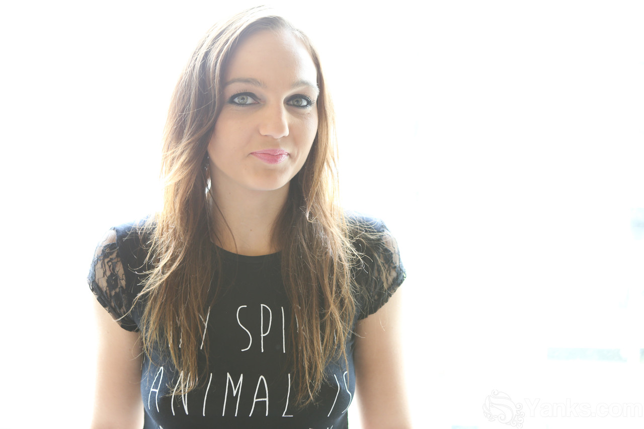 Amateur Model Anne Melbourne Grabs Her Bare Ass After Removing Cute Panties