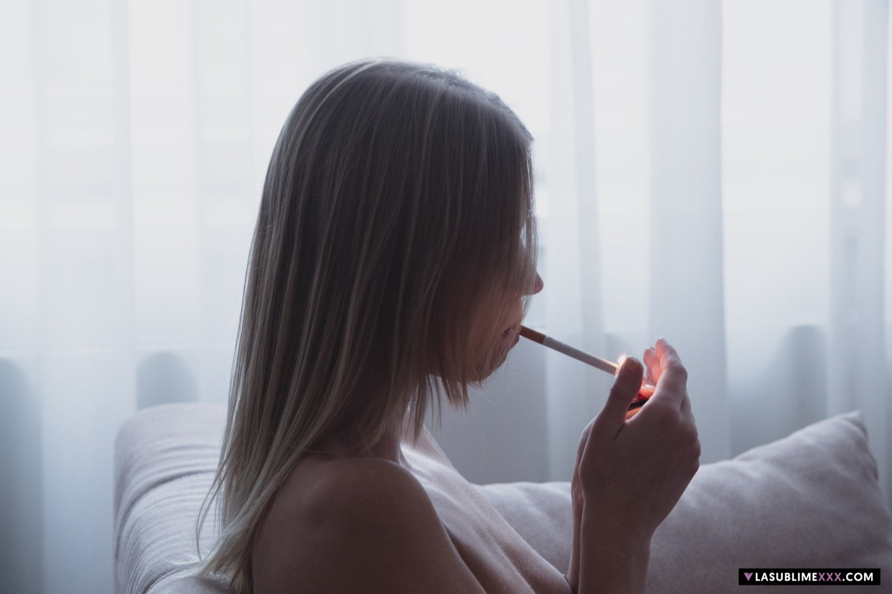 Italian Krasavitsa Violette Pink Masturbirovatsya V Nylyonovykh Kolgotkakh