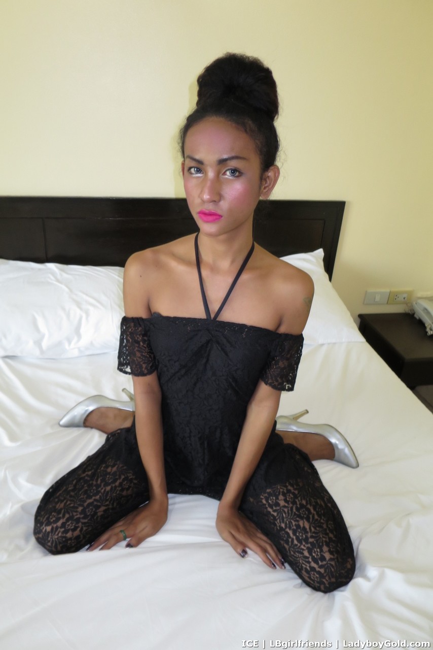 アジアのシーメールが小さな乳房でオナニーするまで彼女の腹に精液が出る