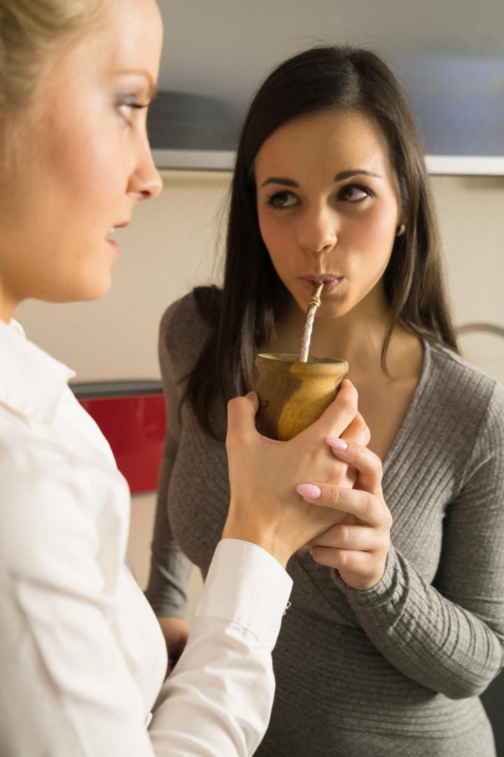 Jovem Bela Convidada Flagrada Fudendo O Marido Dispara Trio FFM Quente