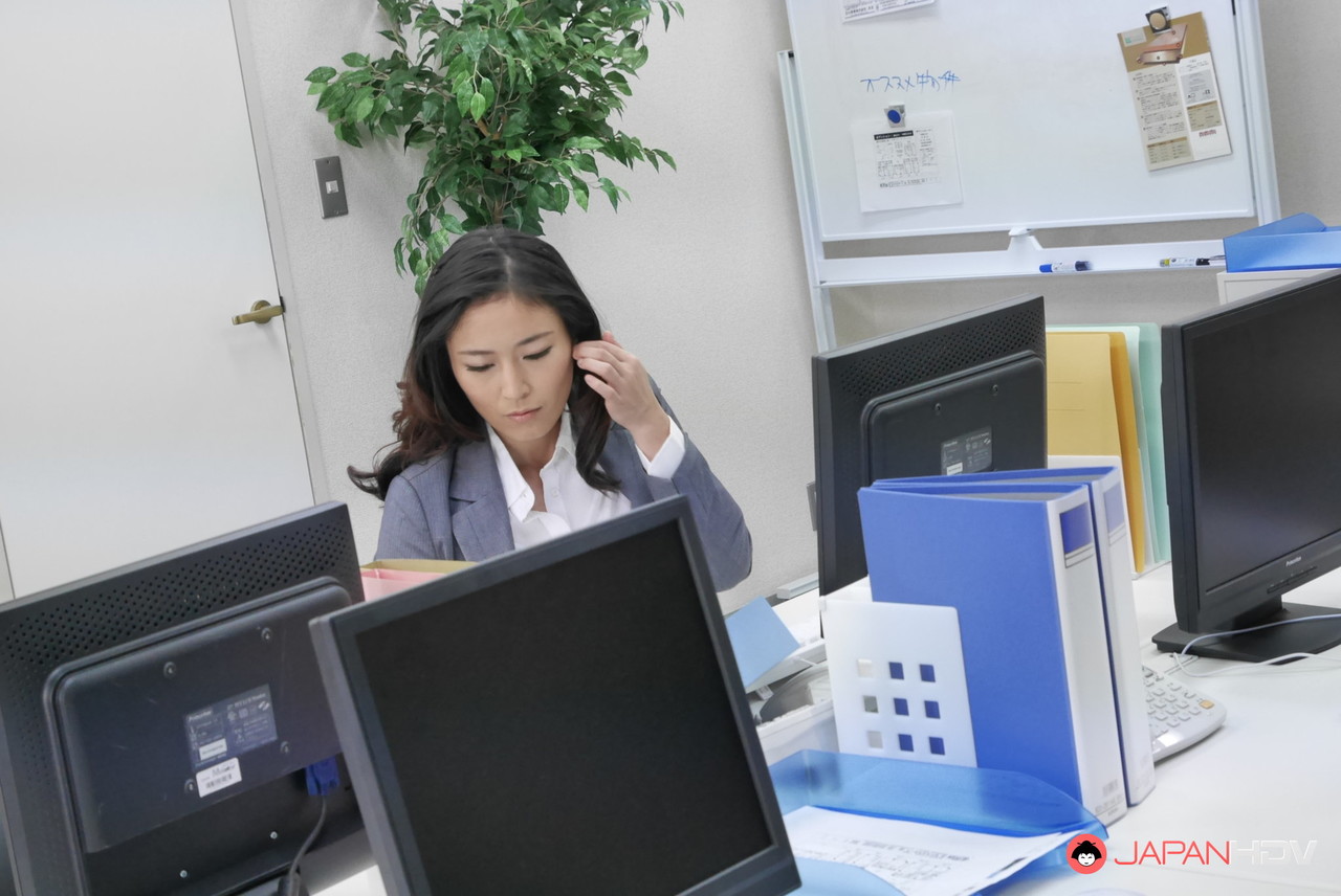 日本秘书市冢セイラ为老板在办公室提供完美的口交