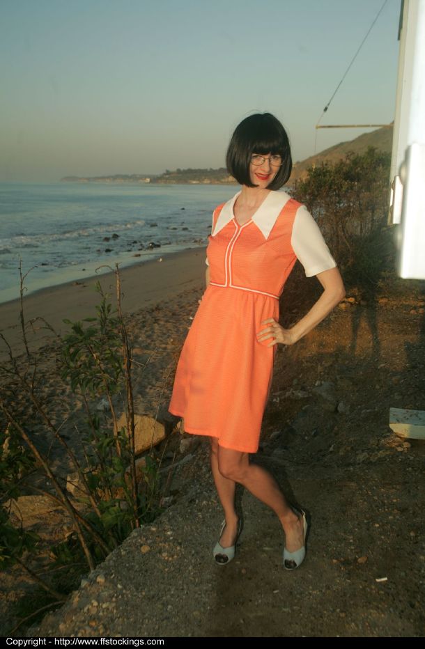 戴眼镜的成熟棕发女性在户外脱衣