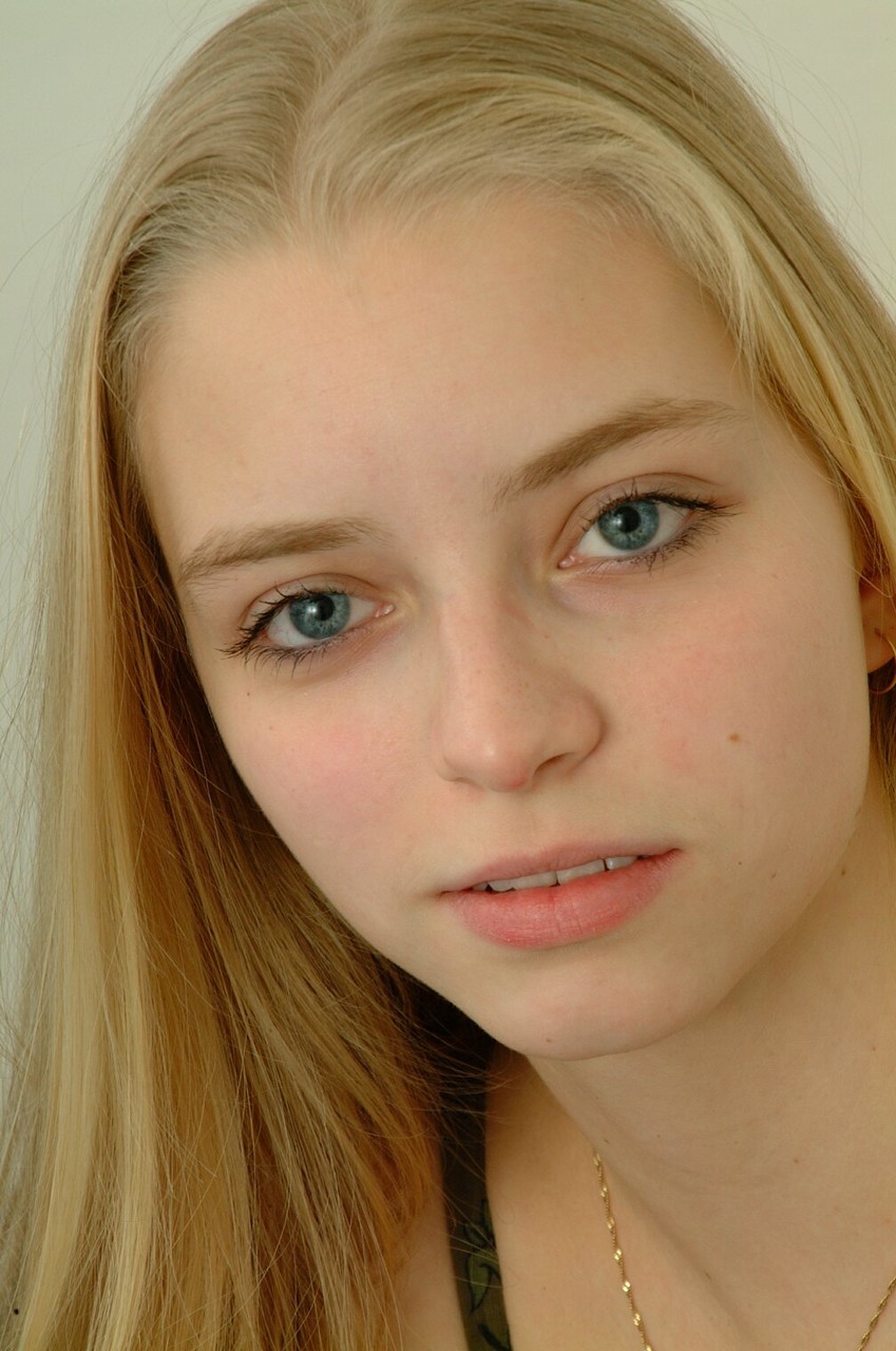 Nue Adolescente Katerina Se Mettant Sur Le Lit Et Se Frottant Sa Chatte