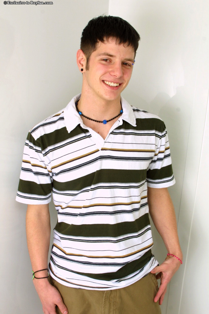 الشاب المثلي الجميل لانس يتعرى ويلعب بقضيبه الضخم في الدش