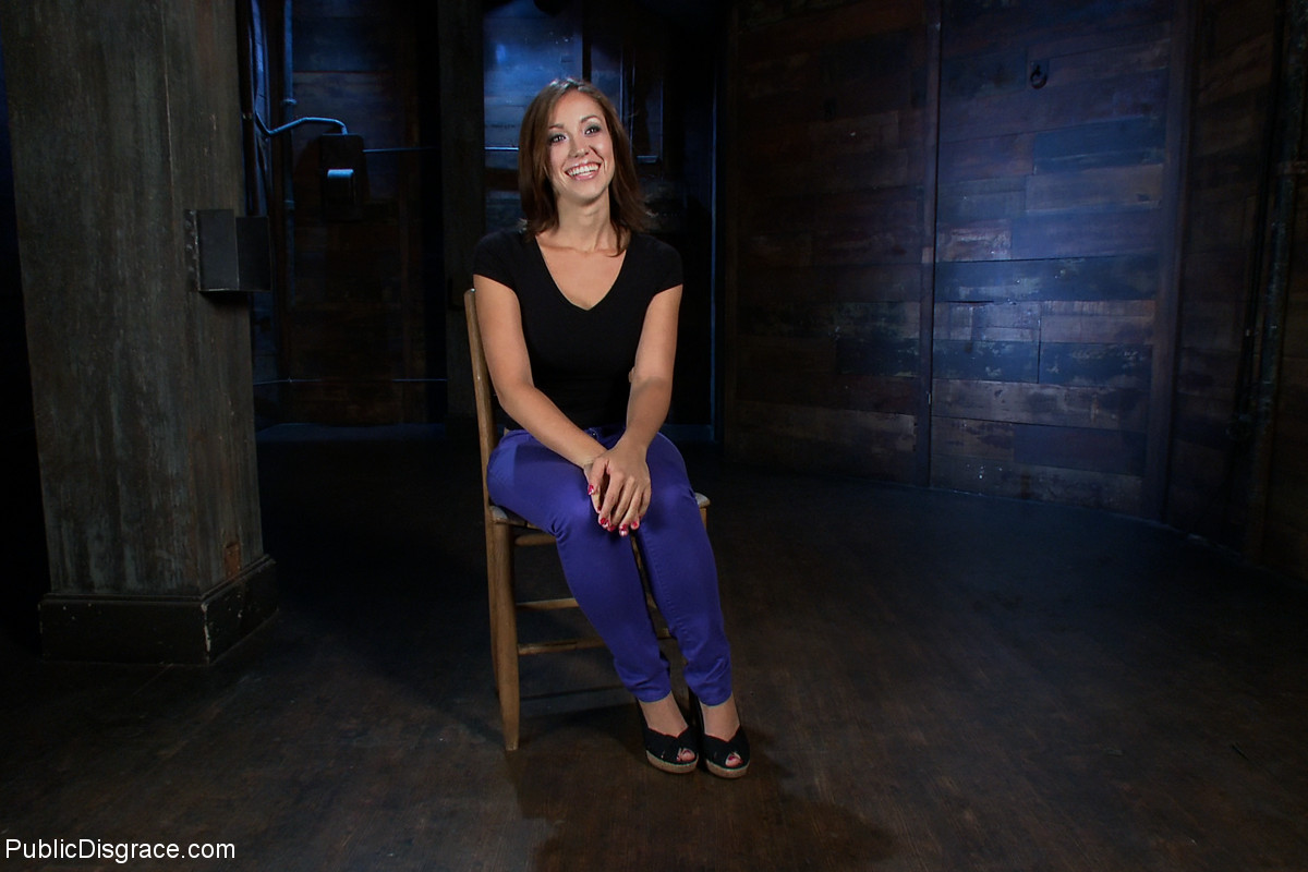 Милф Одри Роуз Скованная И Униженная В Жёсткой Публичной Бдсм-Сцене