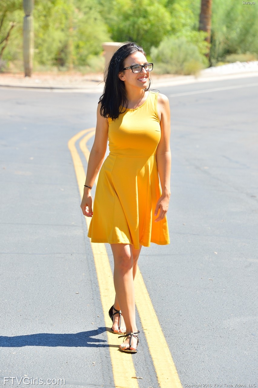 Sexy Frauen Mit Brille Saraya Zeigt Ihre Brüste In Der Öffentlichkeit Und Spielt Mit Ihrer Muschi