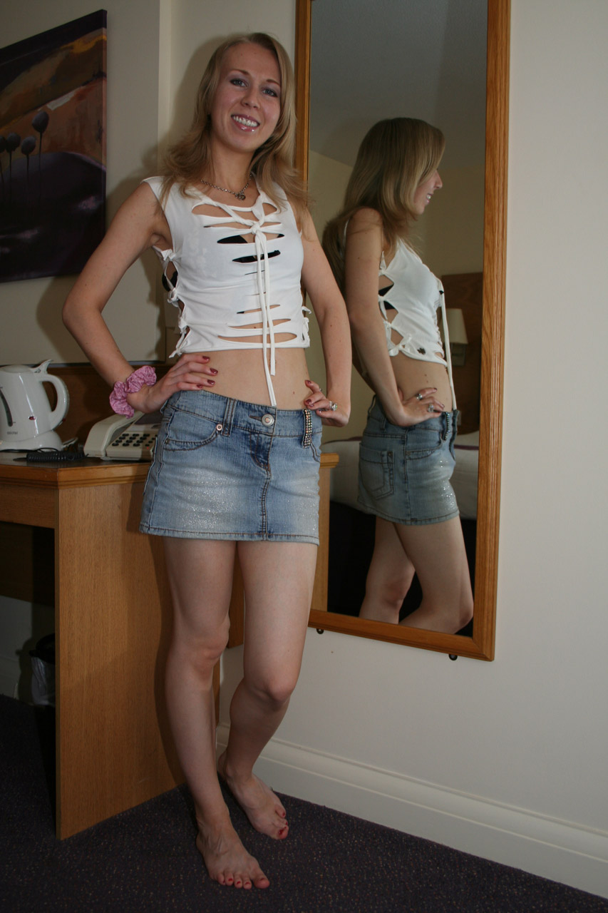 かわいい彼女リリーがストリップをして彼氏のちんこをマンコに入れる