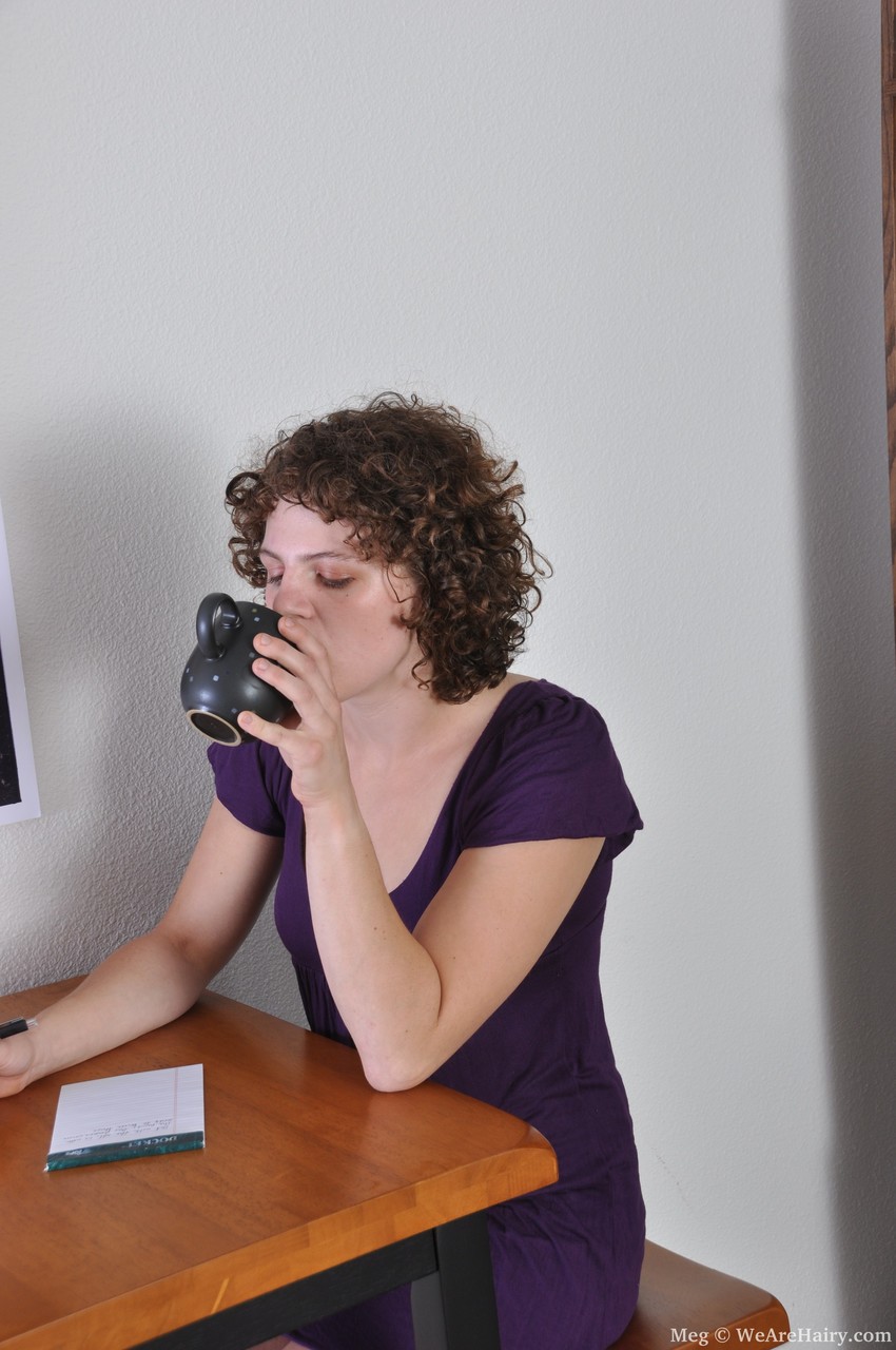 卷毛业余荡妇Meg四脚着地展示毛茸茸的洞