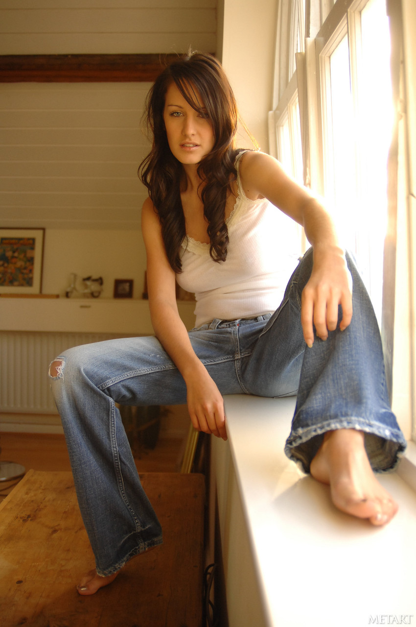 صور هيلين لويس العارية لمت آرت