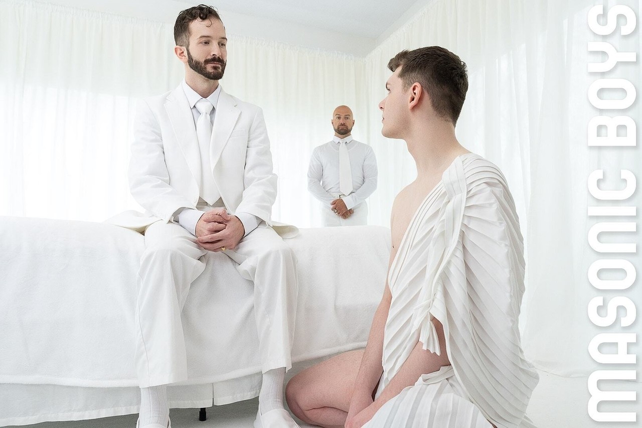 変態パパ二人がホルニーなトゥインクを彼が二人のチンポをフェラした後に激ピストン