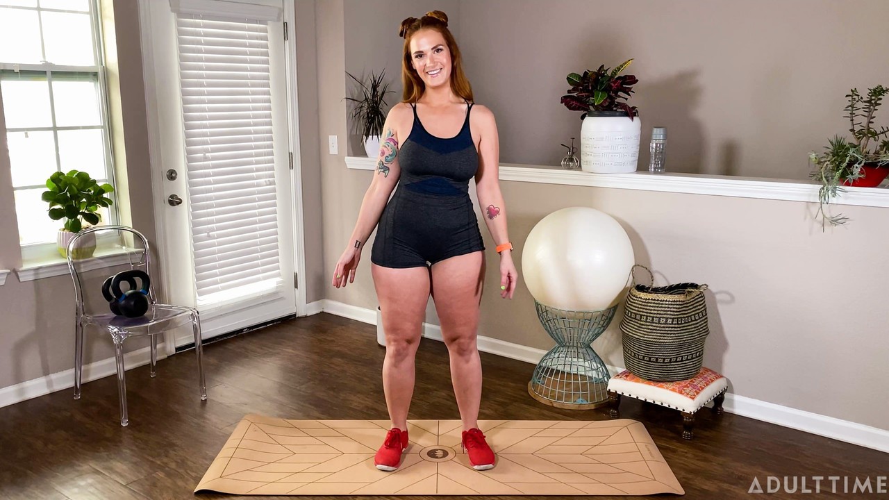 कर्वी सिरी डाहल योगा मैट पर कपड़े उतारती है और हस्तमैथुन करती है