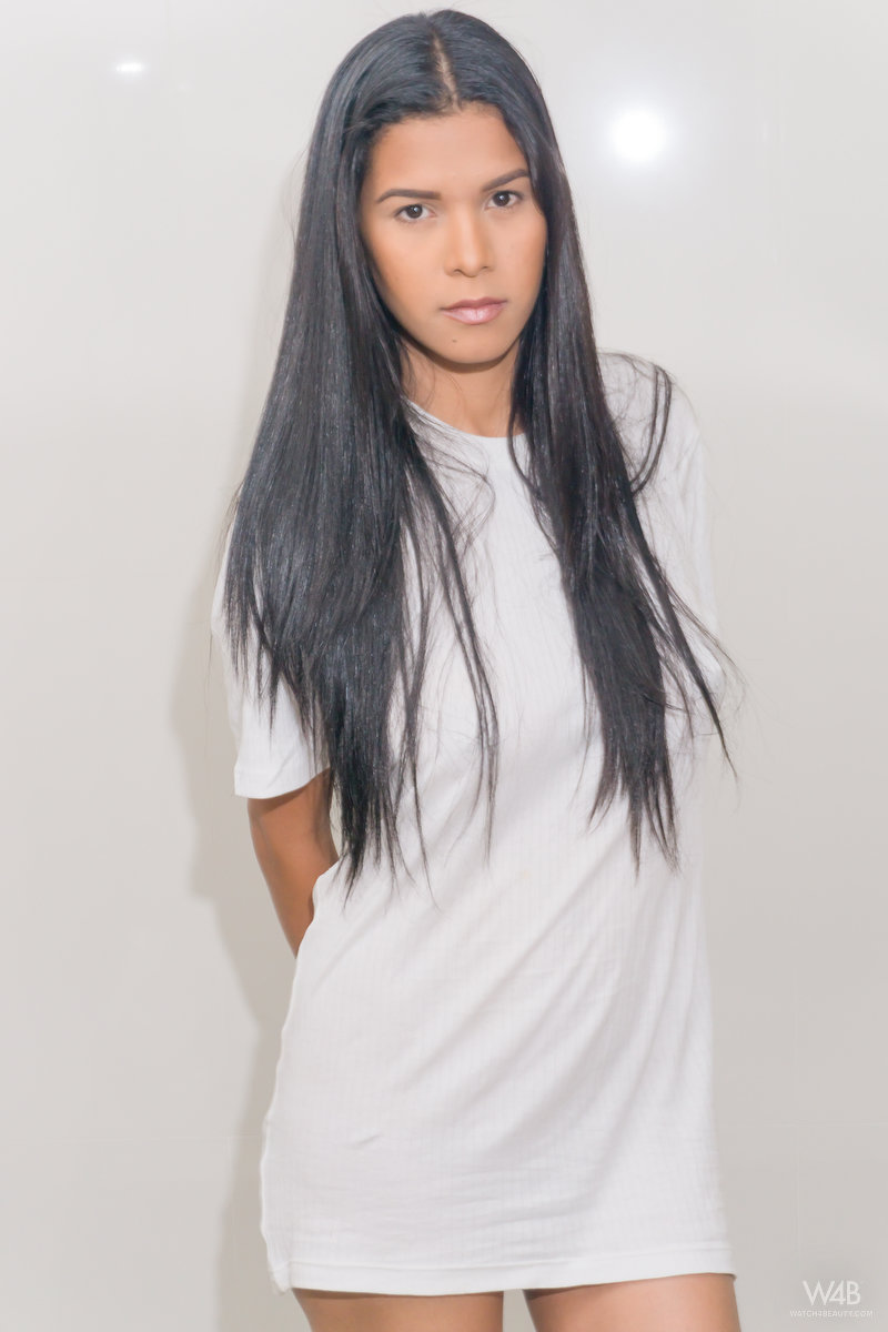 Kendra Roll Modelo Latina Monta Consolador De Ventosa Después De Mojarse Y Desnudarse