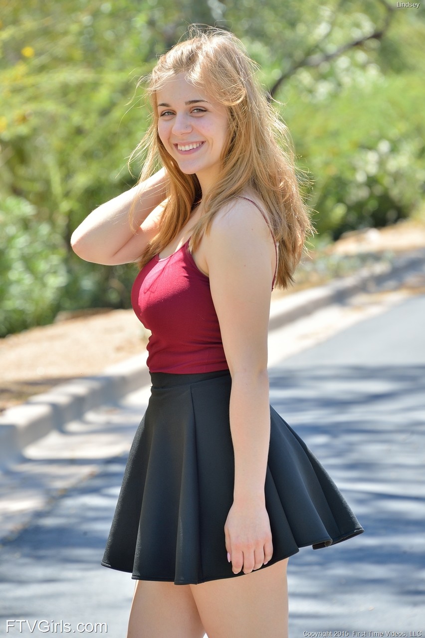 Amatrice Sans Culotte Lindsey Se Déshabille Et Court Nue En Public