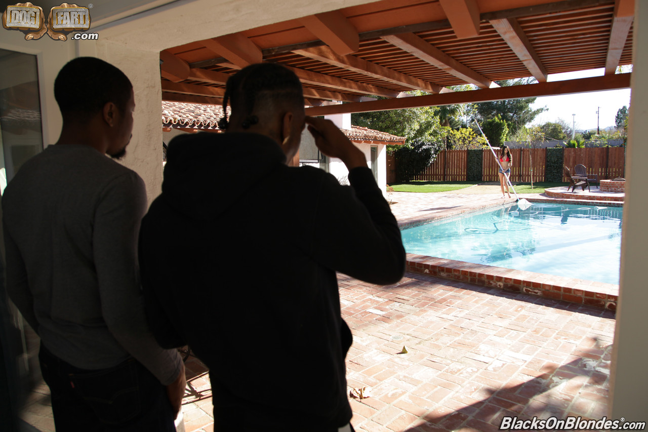 淫荡的白人女孩在与巨大黑屌的跨种族性爱后吐出精液