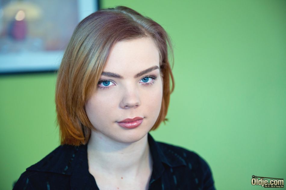 赤毛の女子大生はシュガーダディとエッチして授業料を支払う