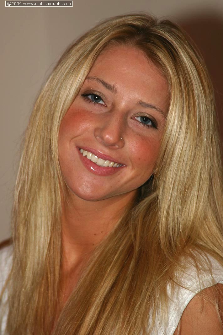 Blonde Première Fois Sammie Seins Ses Beaux Nichons Avant De Montrer Rose Pussy