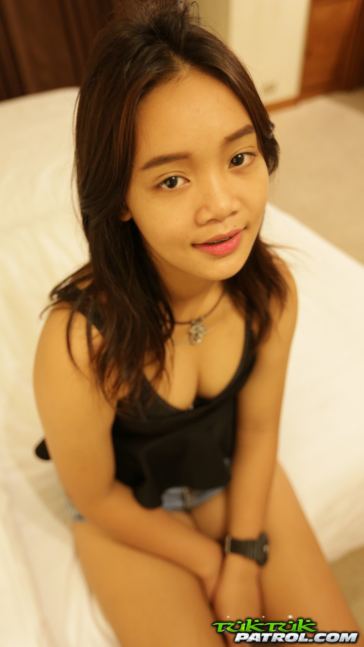 タイのギリ合法ティーンがモーテルで生セックス前にケツ舐め