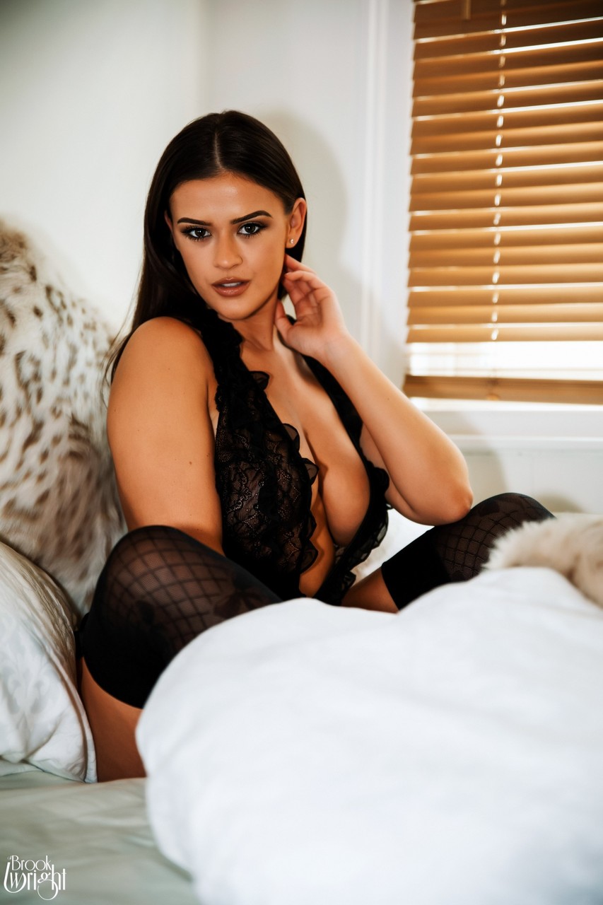 Belos Peitos De Brook Wright Se Libertam Na Cama