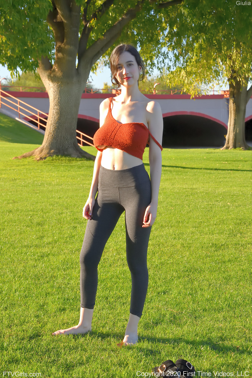 迷人朱莉娅在户外穿瑜伽裤挑逗时露出她的大乳房