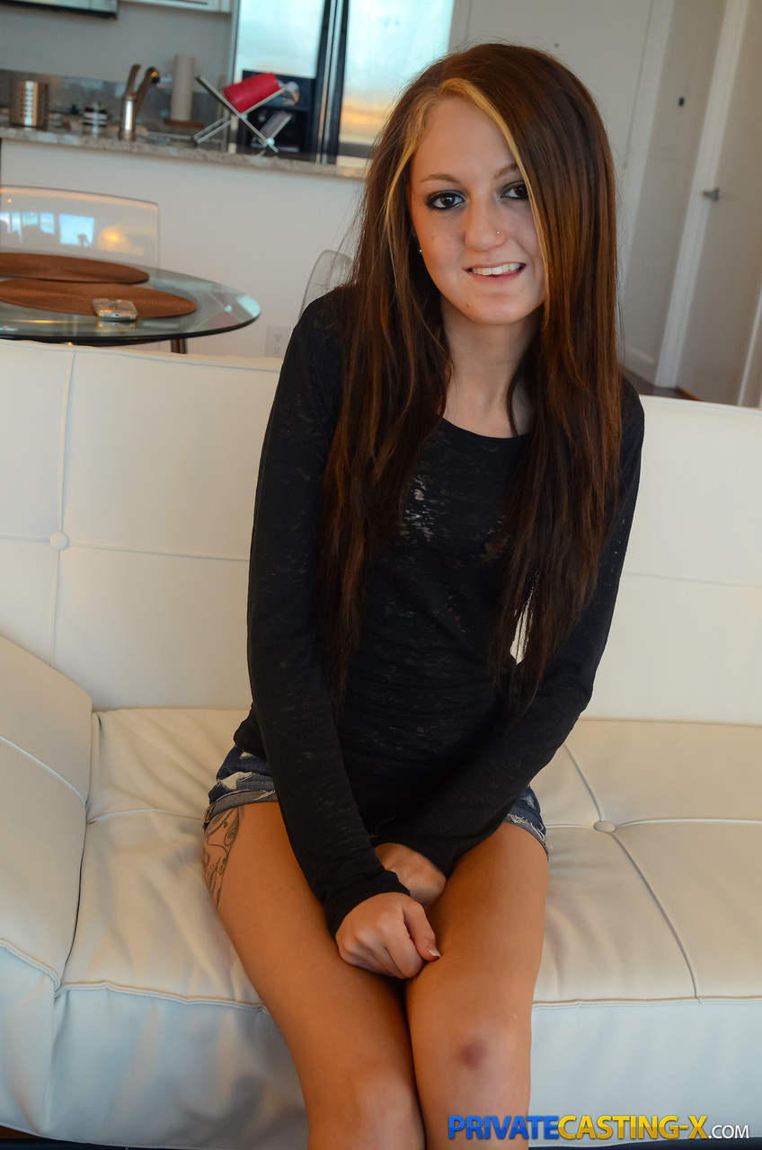 Petite Adolescente Kendra Cole Se Fait Pénétrer Le Vagin Avec Les Doigts Et Baisée Fort