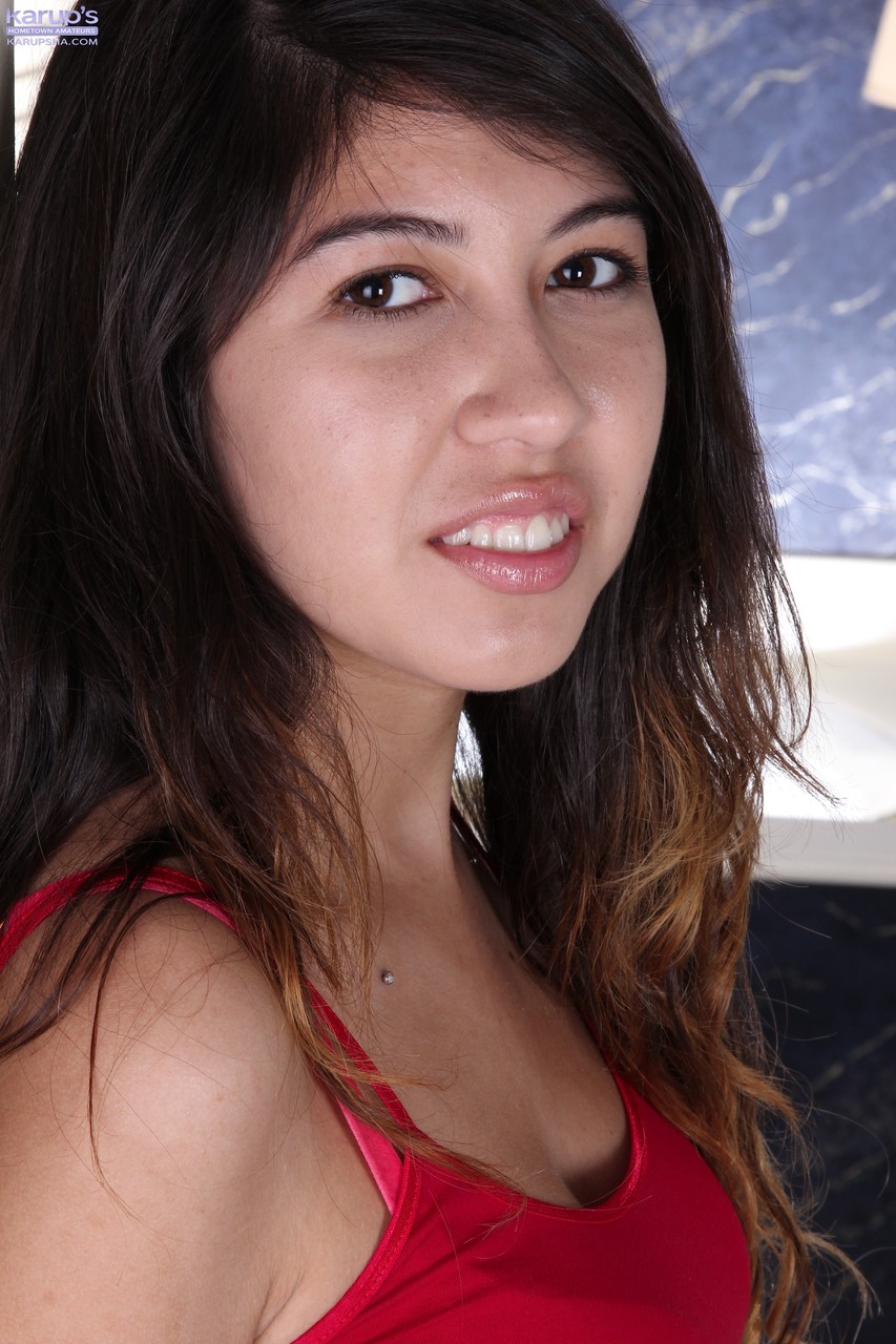 愛らしいティーン・ルーシー・ジェームズが脚を空に掲げて自分の穴を見せる