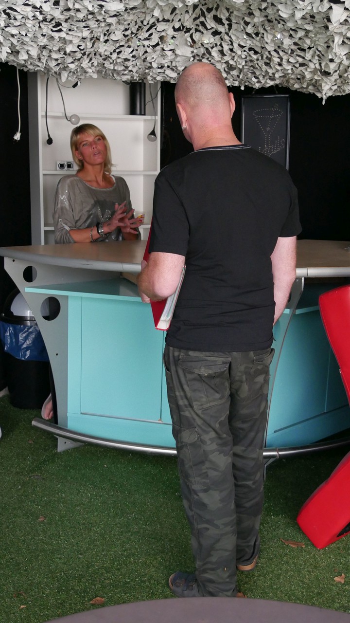 مفتشة البناء ذات الشعر الأبيض تتسلل إلى المهبل