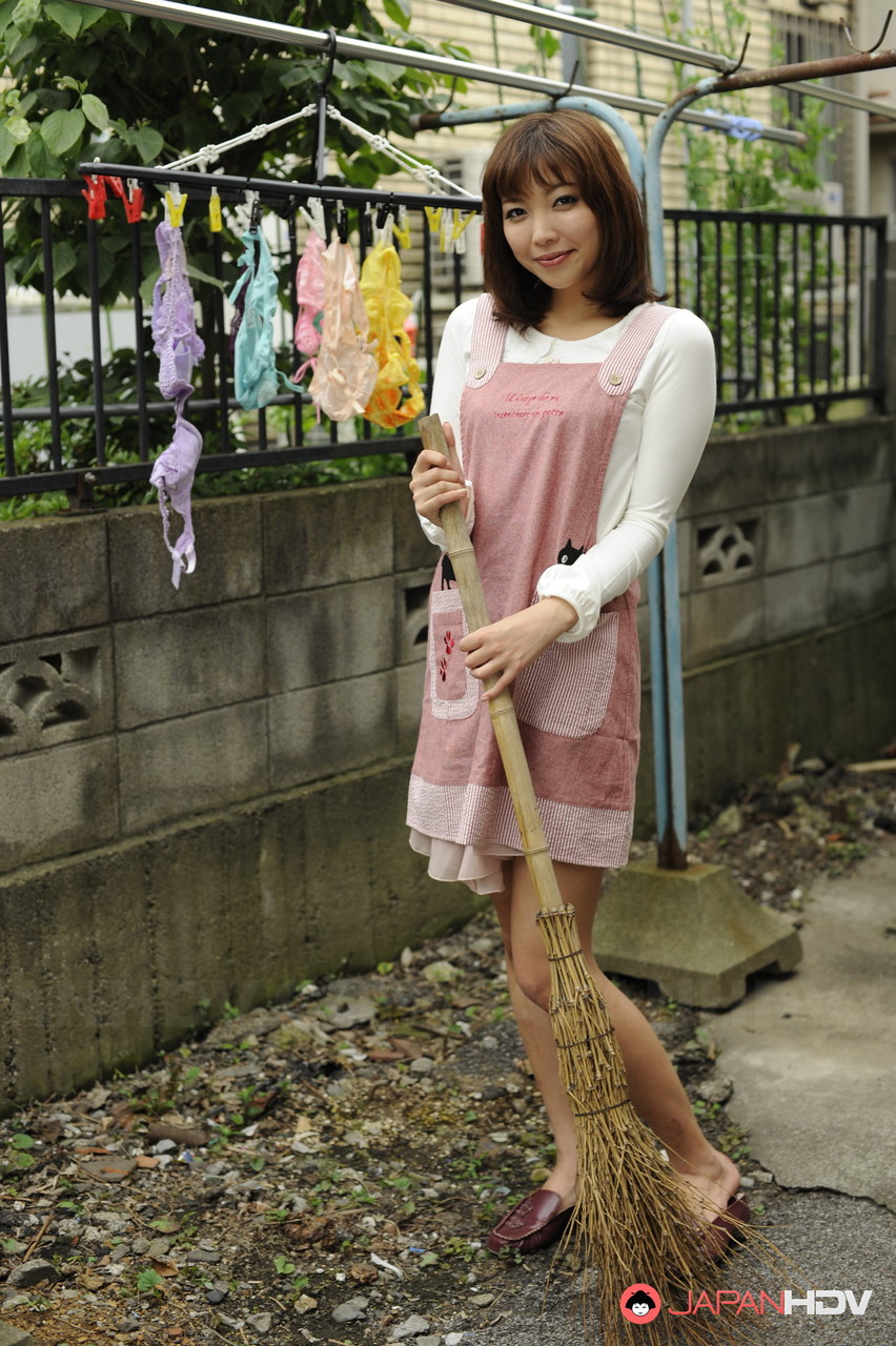 الجمال الياباني جوري كيتاهارا تُبرز مؤخرة مثالية بعد فصل شجيراتها المشذبة