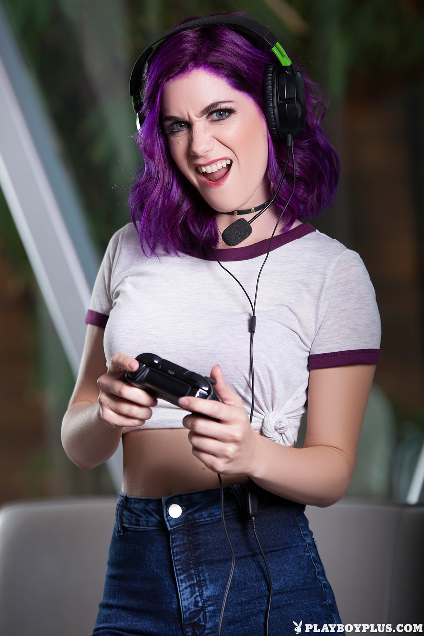 Garota Nerd De Cabelo Roxo Tira A Roupa E Revela O Corpo Nu