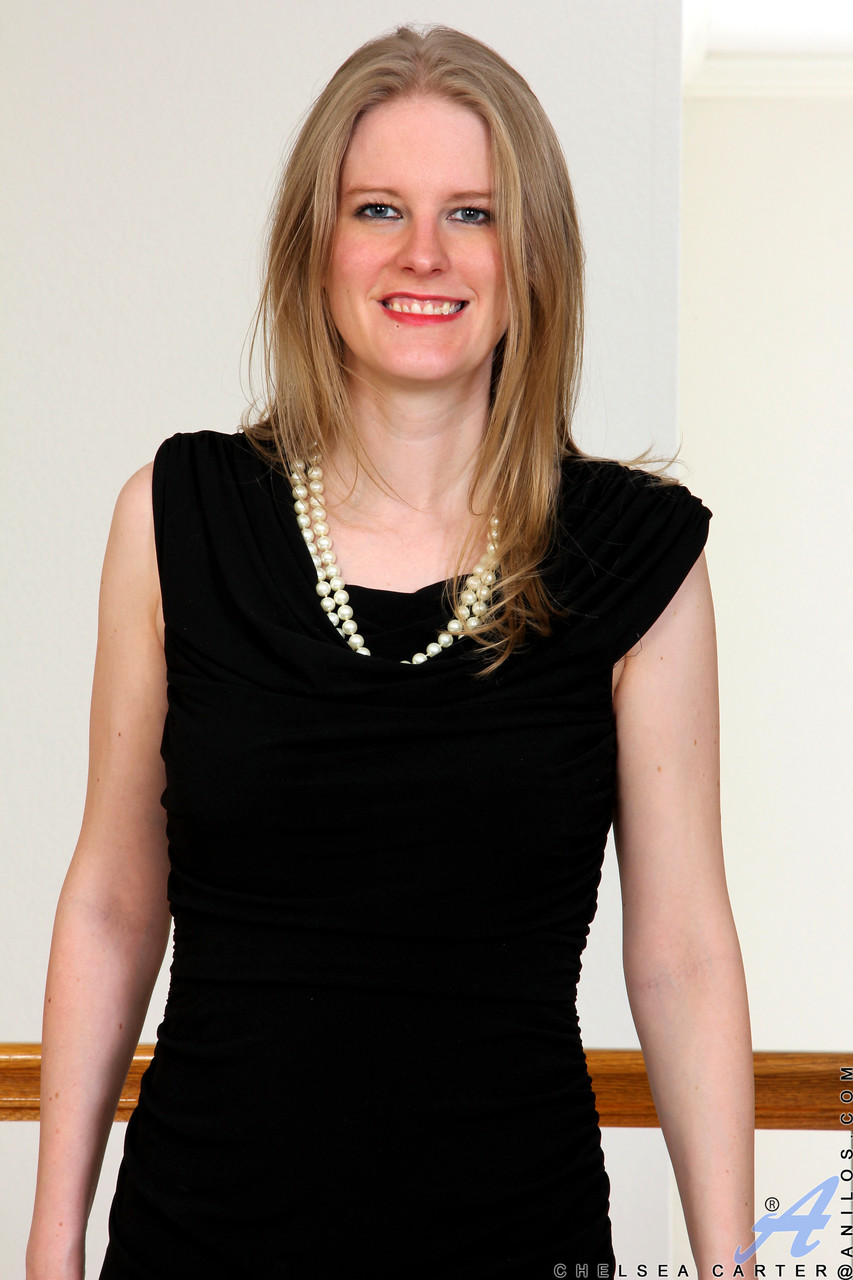 アマチュアの熟女チェルシーカーターが黒いドレスを脱いでベンチでオナニーをする