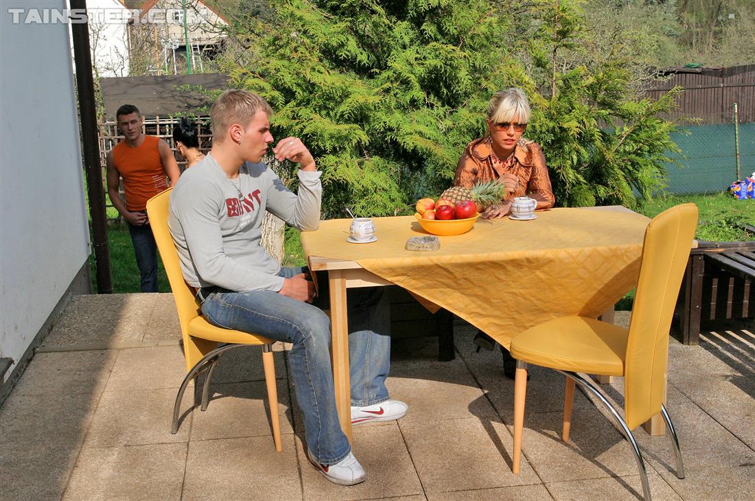 सेक्सी पोशाकों में दो छिनालें बाहर कinky चौसे का आनंद ले रही हैं