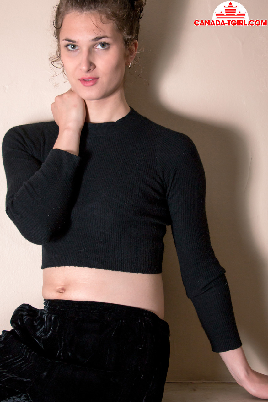 Shemale Ava Bloom Zieht Sich Völlig Aus Und Wichst Ihren Kleinen Schwanz