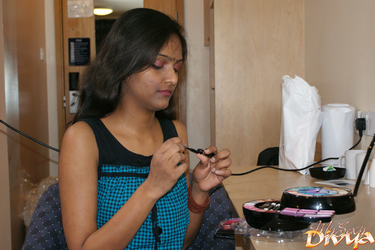 Indian Amateur Divya Flashes Natural Breasts While Sitting On Chair