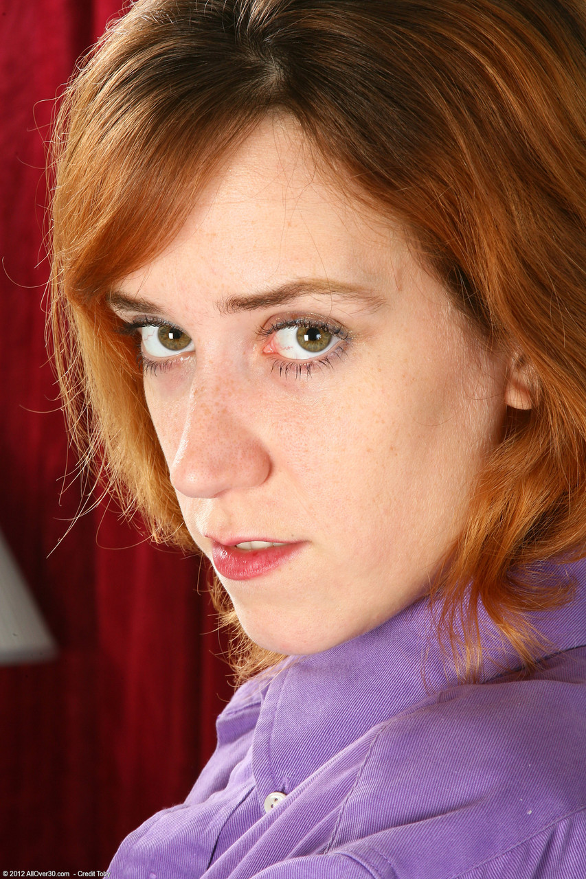 やせた熟女のマティルダがストッキングの中で毛深い脇と毛むくじゃらの陰部をフラッシュする