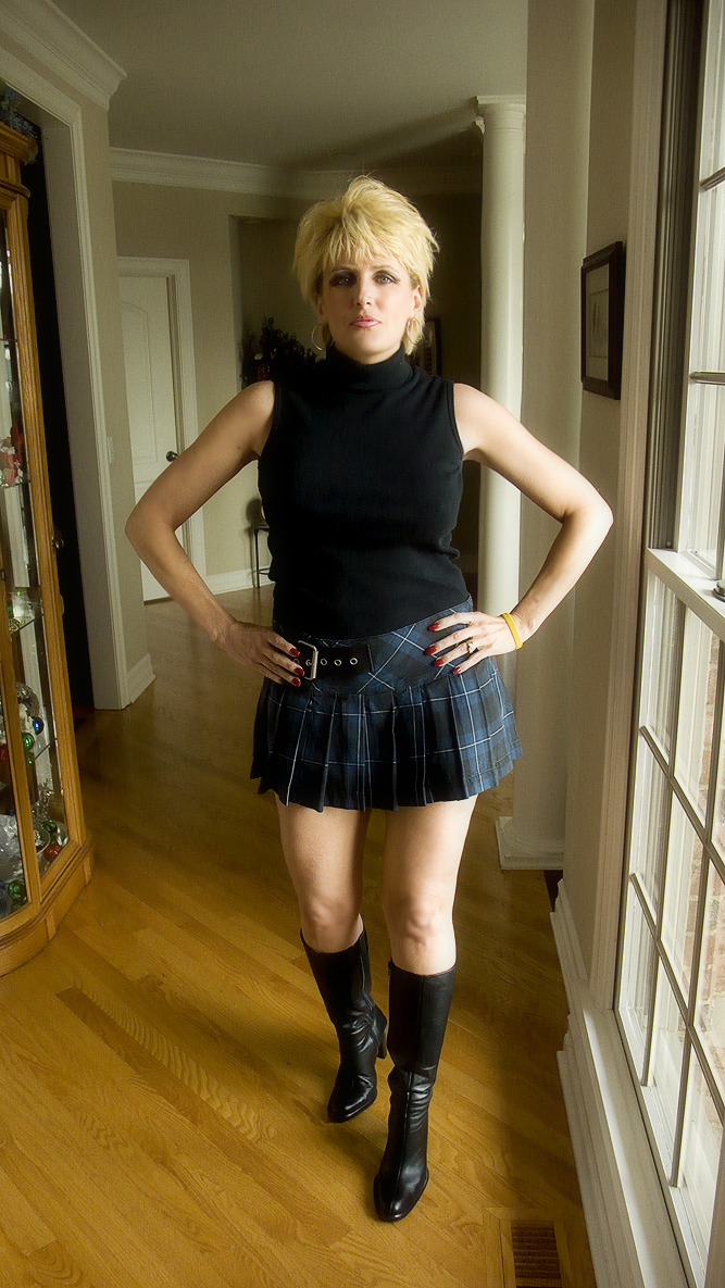 Femme Au Foyer Amateur Avec Des Seins Ronds S'Agence Sur Ses Genoux Pour Une Pipe Au Point De Vue