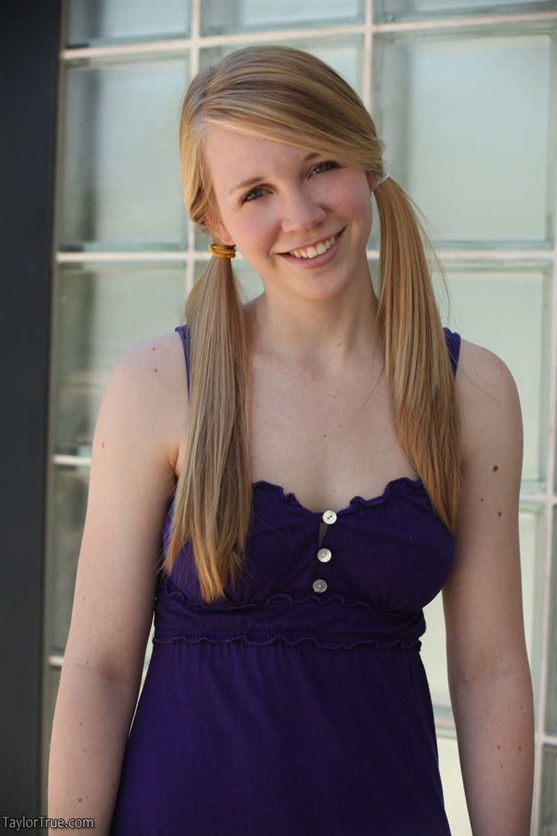 Süße Amateurin Taylor True Entkleidet Sich Im Öffentlichen Garten Mit Zöpfen